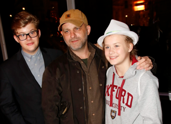 Dcera Hynka Čermáka dospěla v krásnou mladou ženu. Hedvika se prosazuje jako herečka i modelka