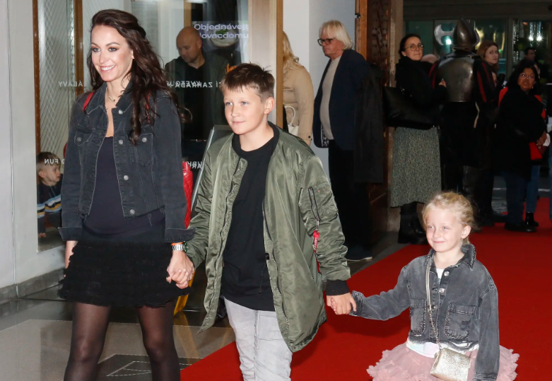 Dcera Agáty Hanychové míří do showbyznysu. Mia prý zdědila talent po celé rodině, ale Jakub Prachař zatím říká ne