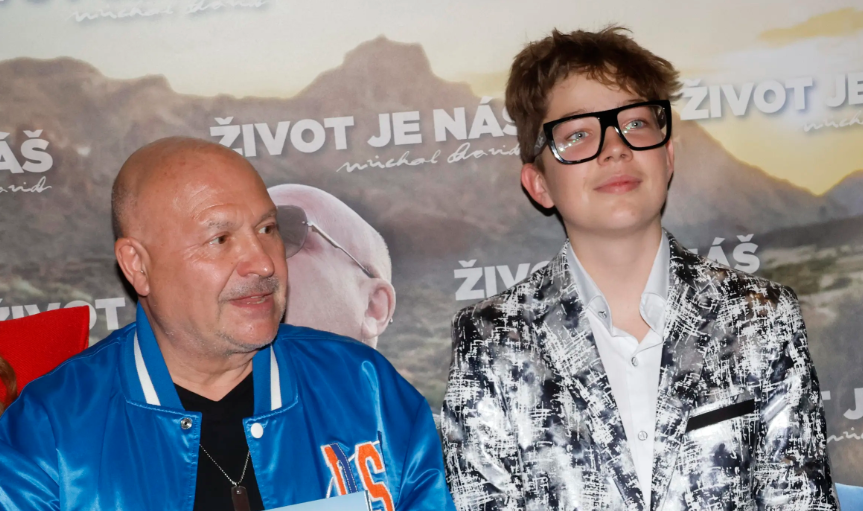 Vnuk Michala Davida vyrůstá v talentovaného muzikanta. Sebastian září u kytary a dědeček v něm vidí pokračovatele svého odkazu