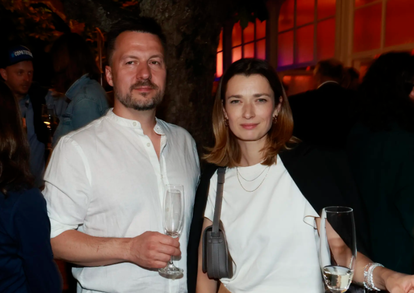 Manžel Mariky Šoposké je pravý elegán. Petr je o téměř dvanáct let starší a seznámili se, když jí bylo osmnáct