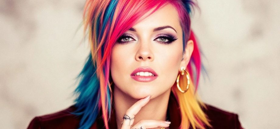 Lily Allen s mullet účesem inspirovaným Davidem Bowiem.