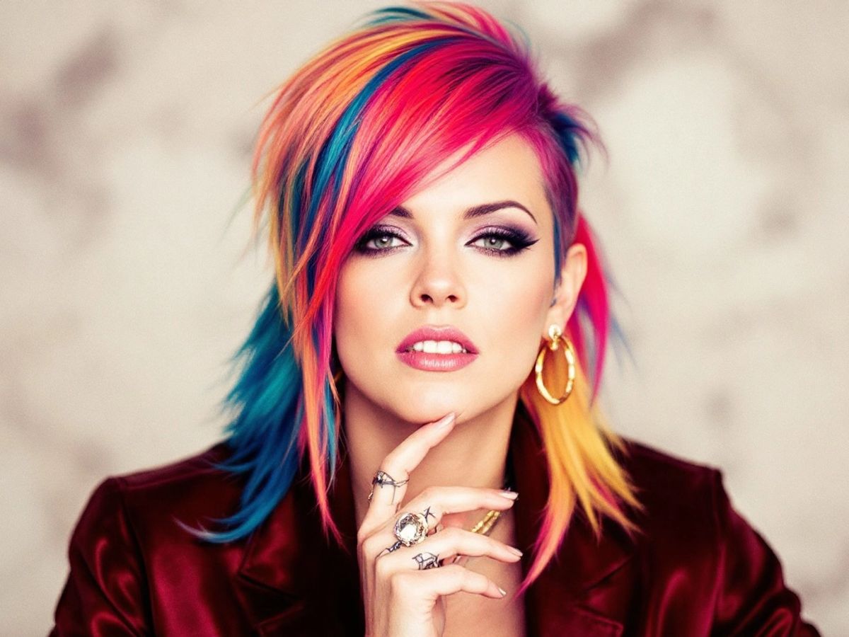 Lily Allen s mullet účesem inspirovaným Davidem Bowiem.
