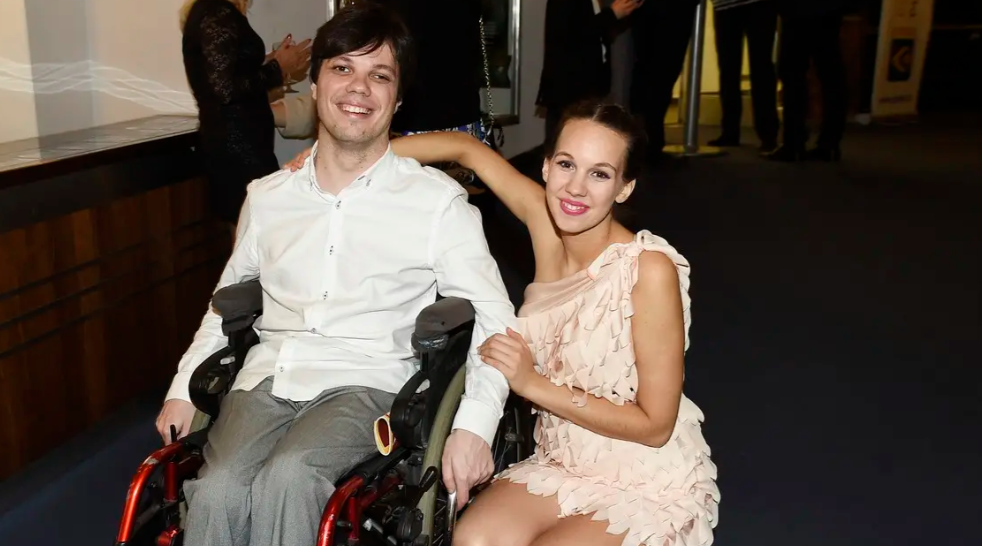 Míša Tomešová má inspirativního bratra: Ondřej Doubrava i přes dětskou obrnu patří mezi špičku české muzikálové scény
