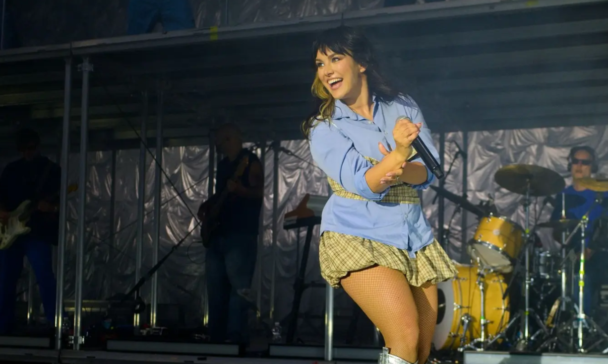 Ewa Farna překvapila novým vzhledem: Na festivalu ve Varech zazářila s extravagantním účesem